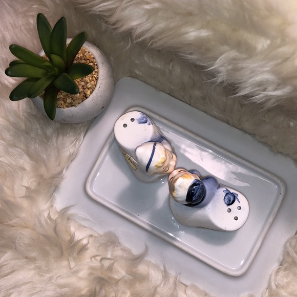 Kissing DUTCH COUPLE Vintage SALT & PEPPER - Picture 3 of 6